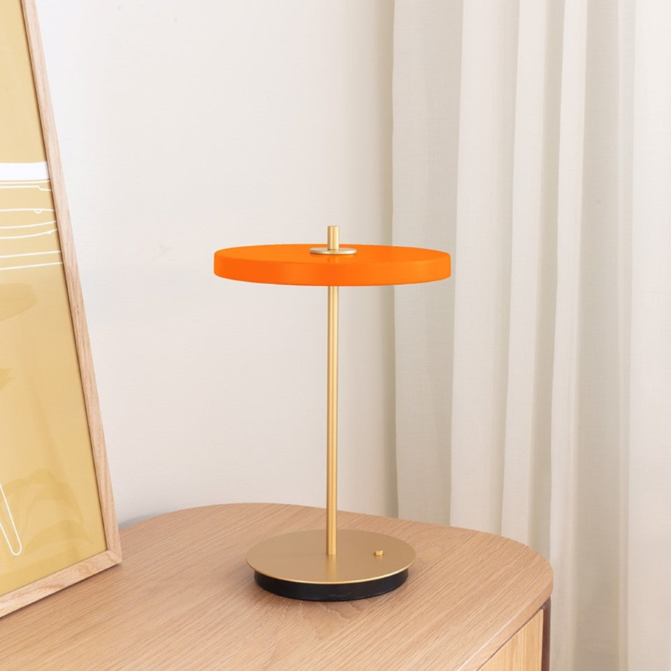 Asteria Move portable bordlampe, orange og messing • UMAGE