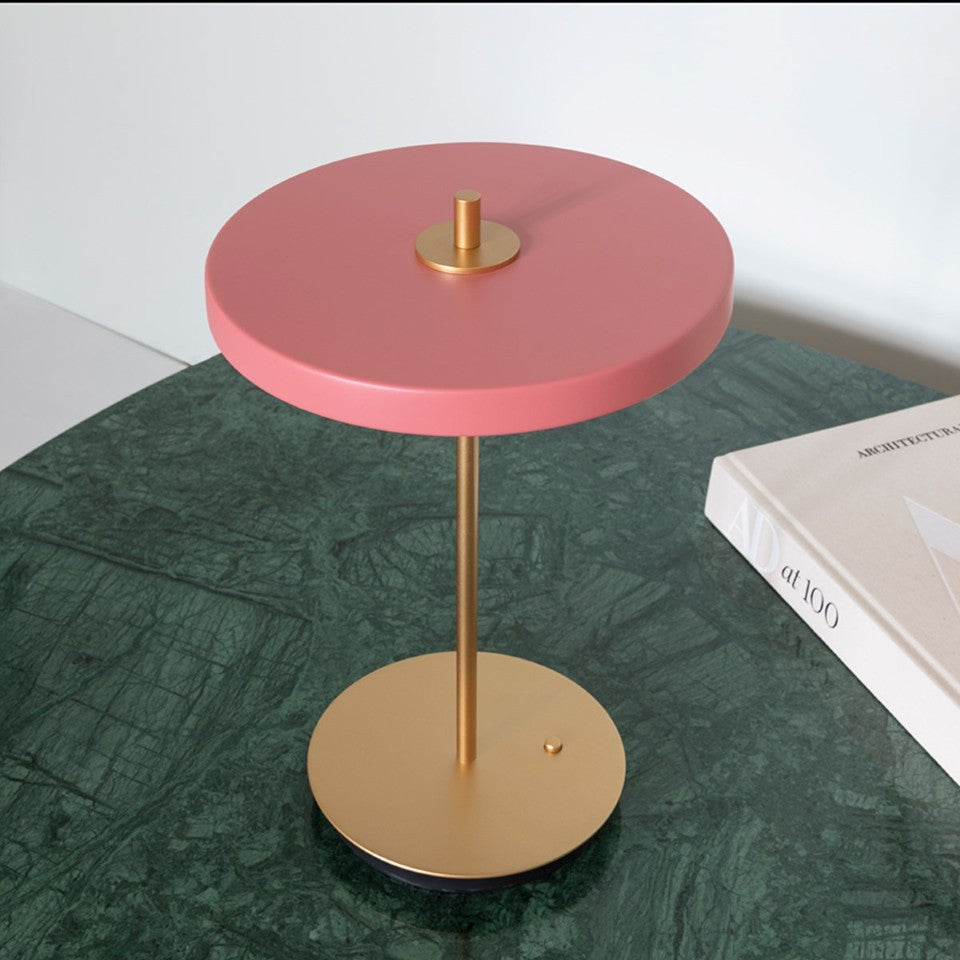Asteria Move portable bordlampe, rose og messing • UMAGE