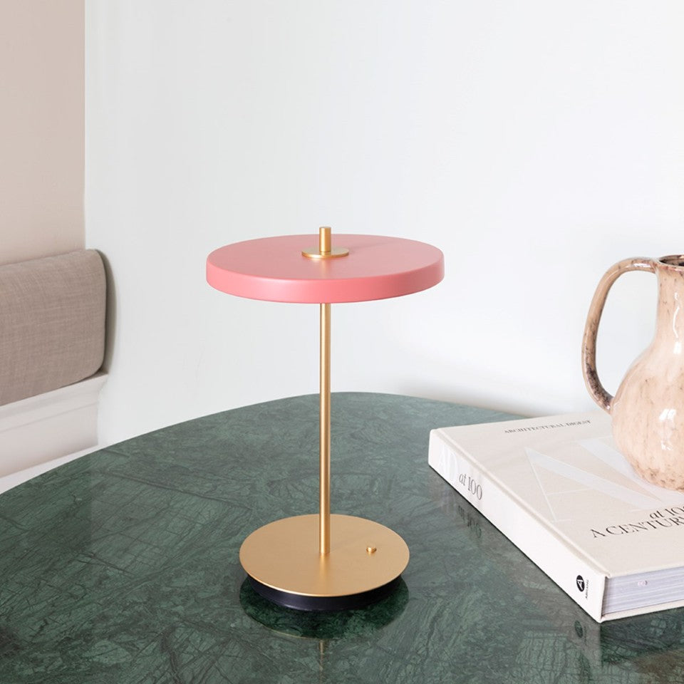 Asteria Move portable bordlampe, rose og messing • UMAGE