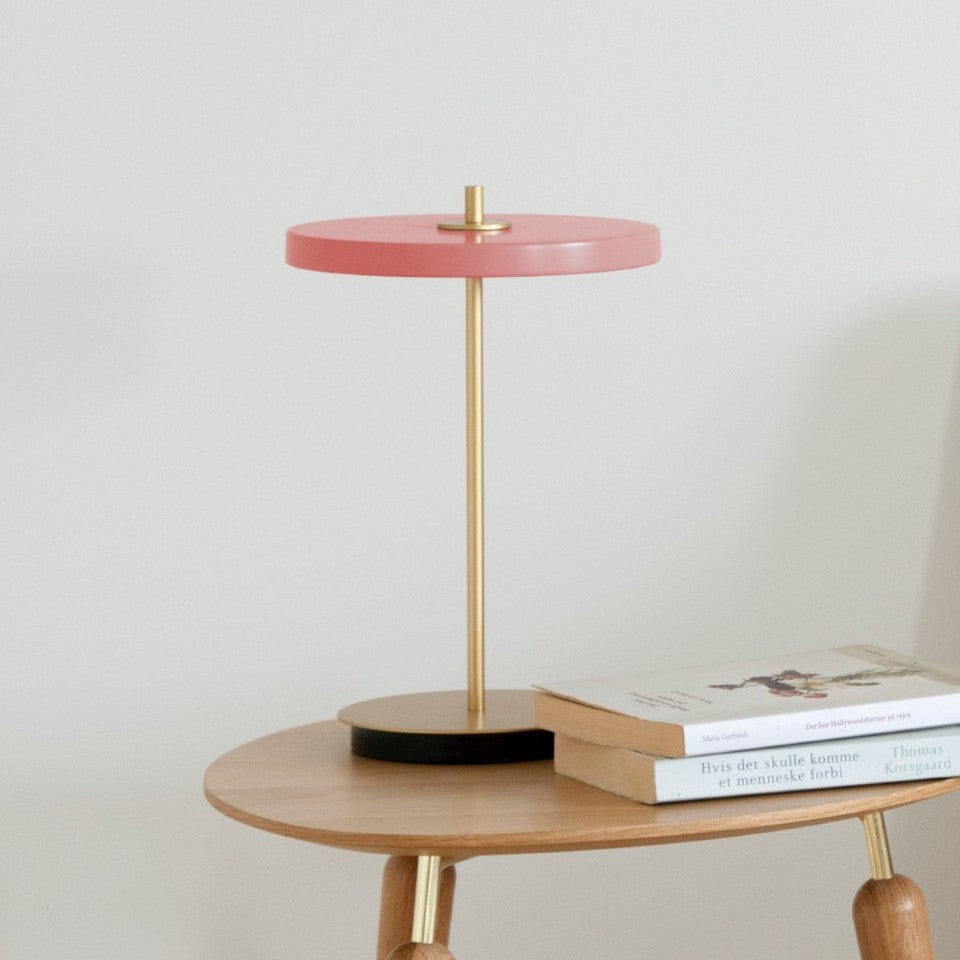 Asteria Move portable bordlampe, rose og messing • UMAGE