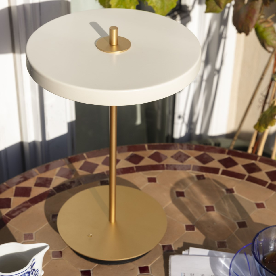 Asteria Move portable bordlampe, hvid og messing • UMAGE
