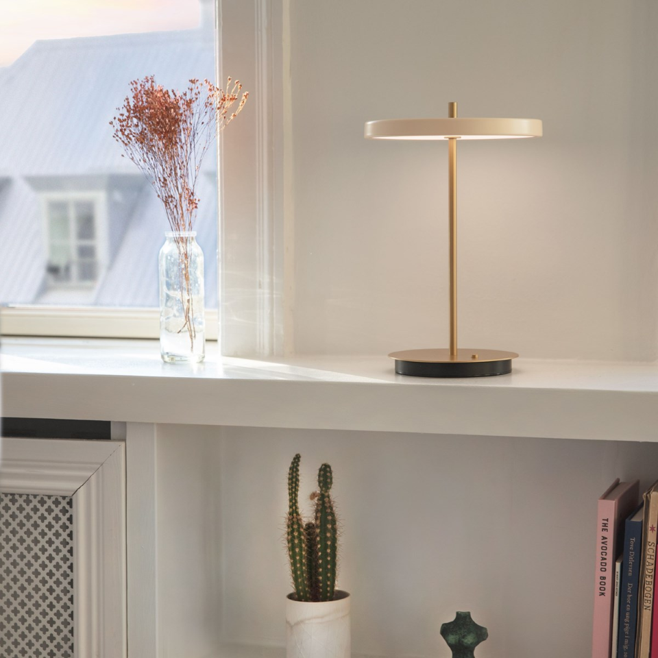 Asteria Move portable bordlampe, hvid og messing • UMAGE
