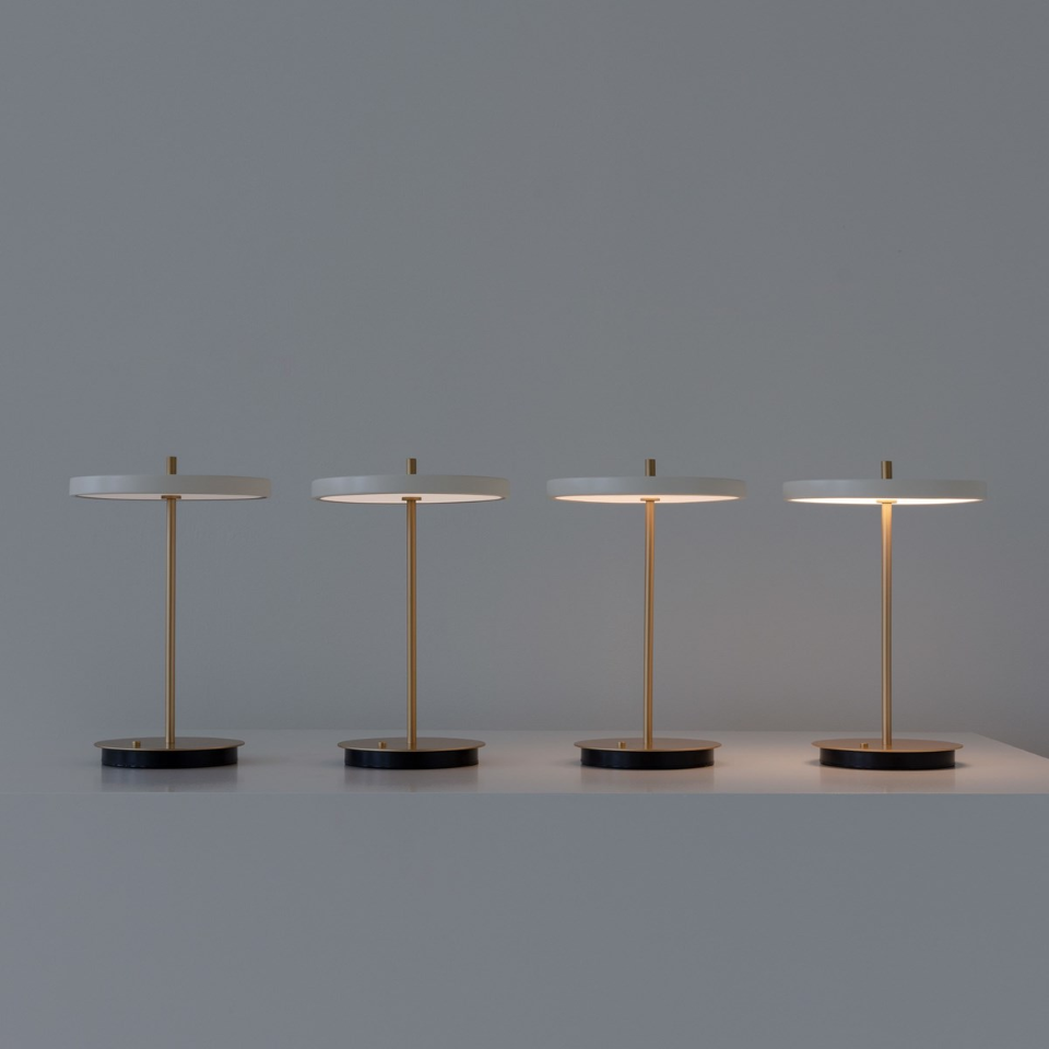 Asteria Move portable bordlampe, hvid og messing • UMAGE