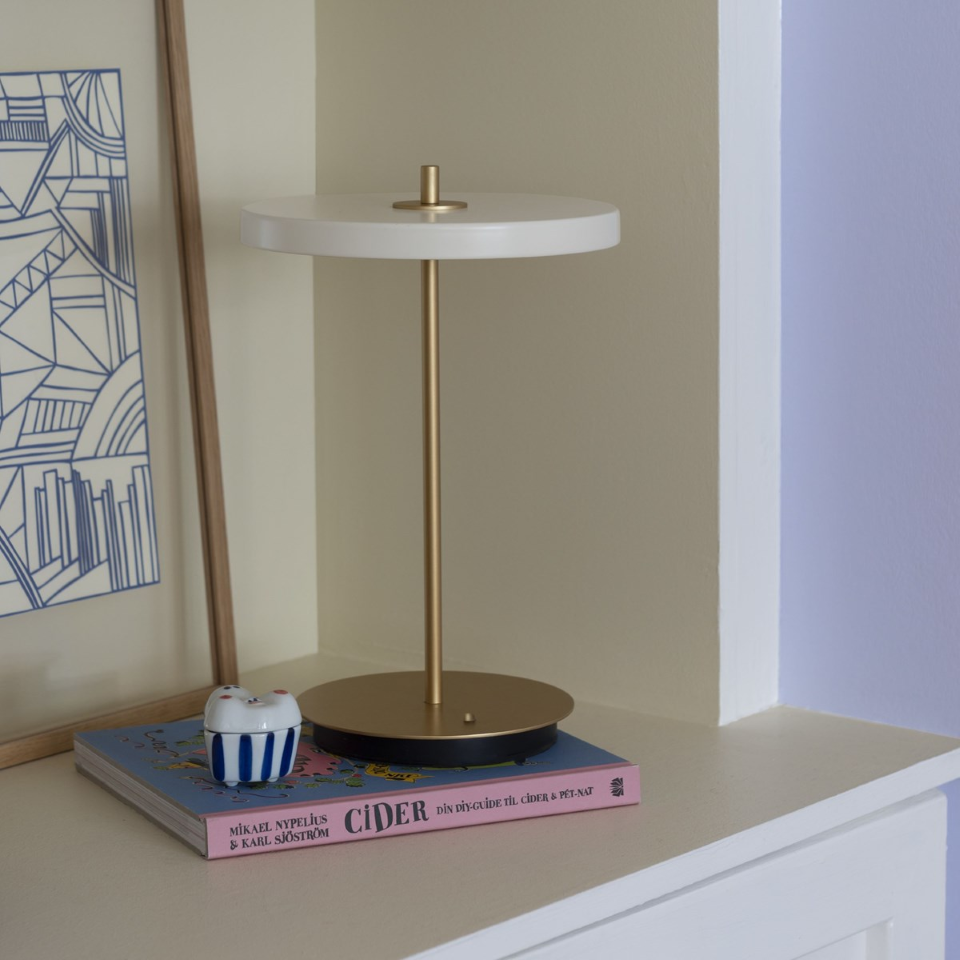 Asteria Move portable bordlampe, hvid og messing • UMAGE