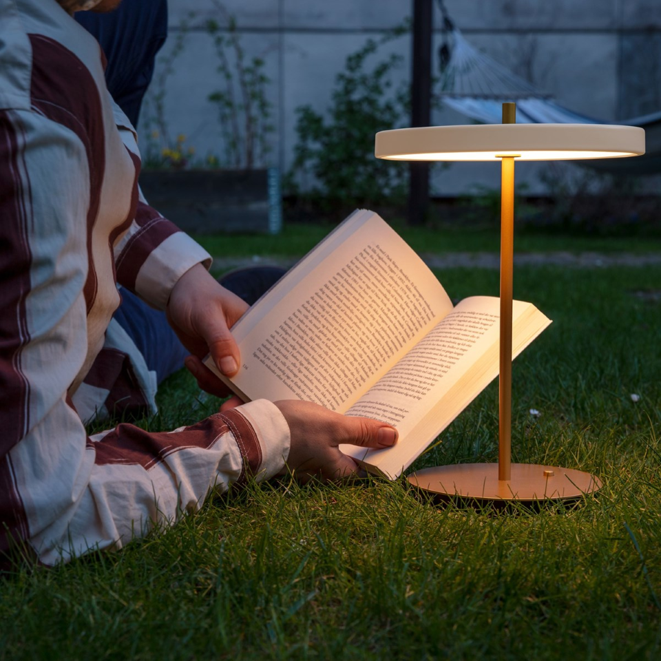 Asteria Move portable bordlampe, hvid og messing • UMAGE