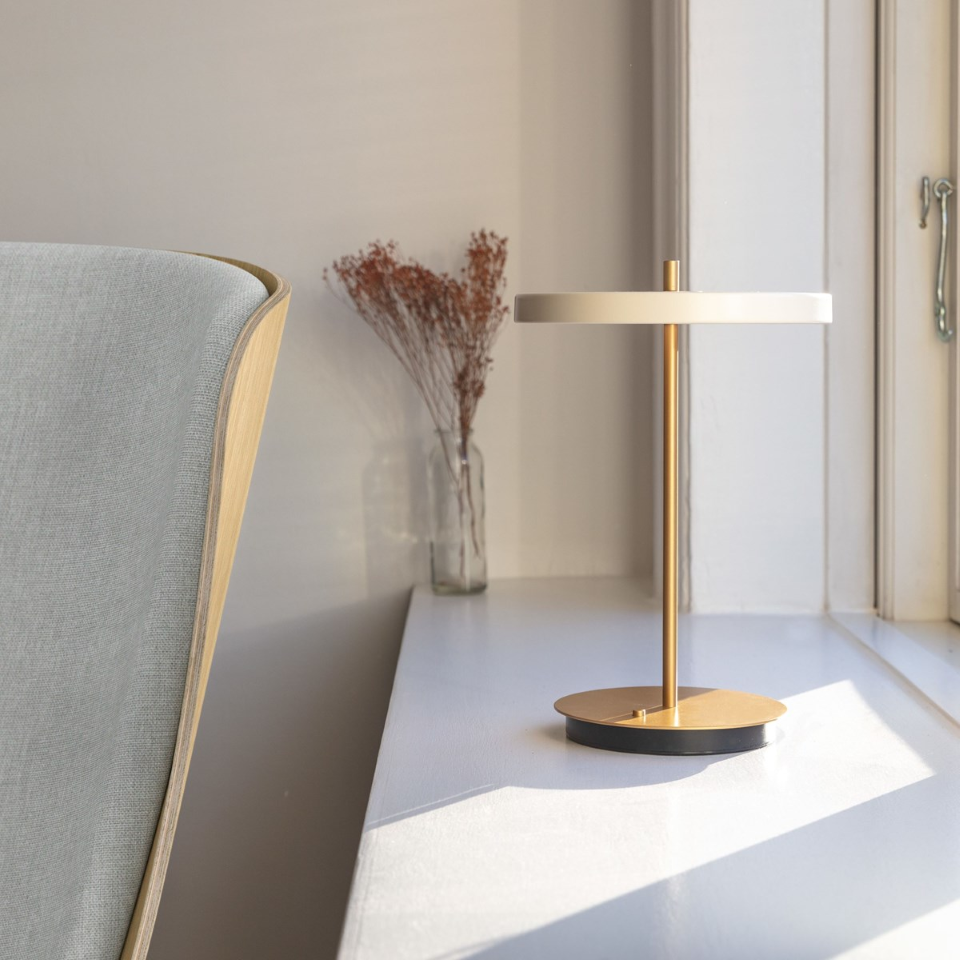Asteria Move portable bordlampe, hvid og messing • UMAGE