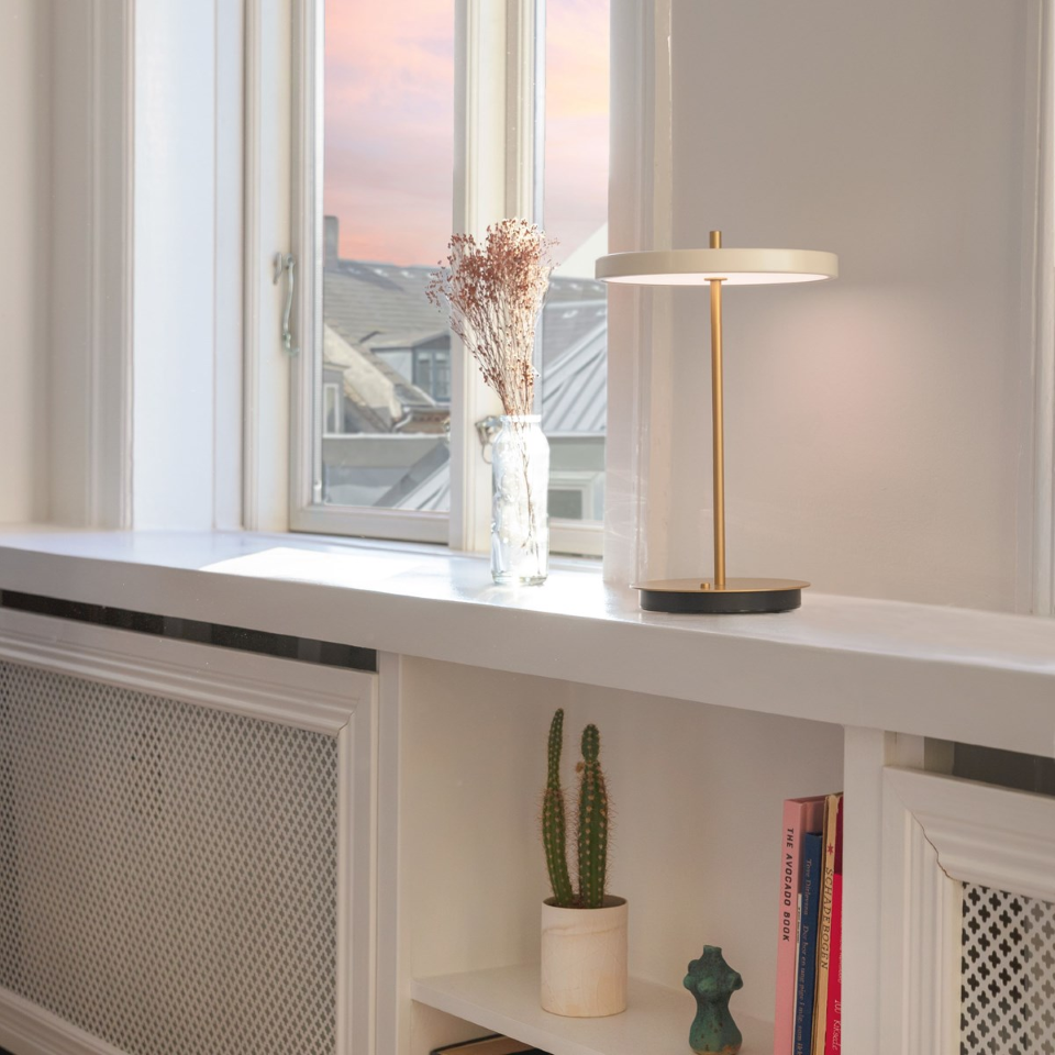 Asteria Move portable bordlampe, hvid og messing • UMAGE