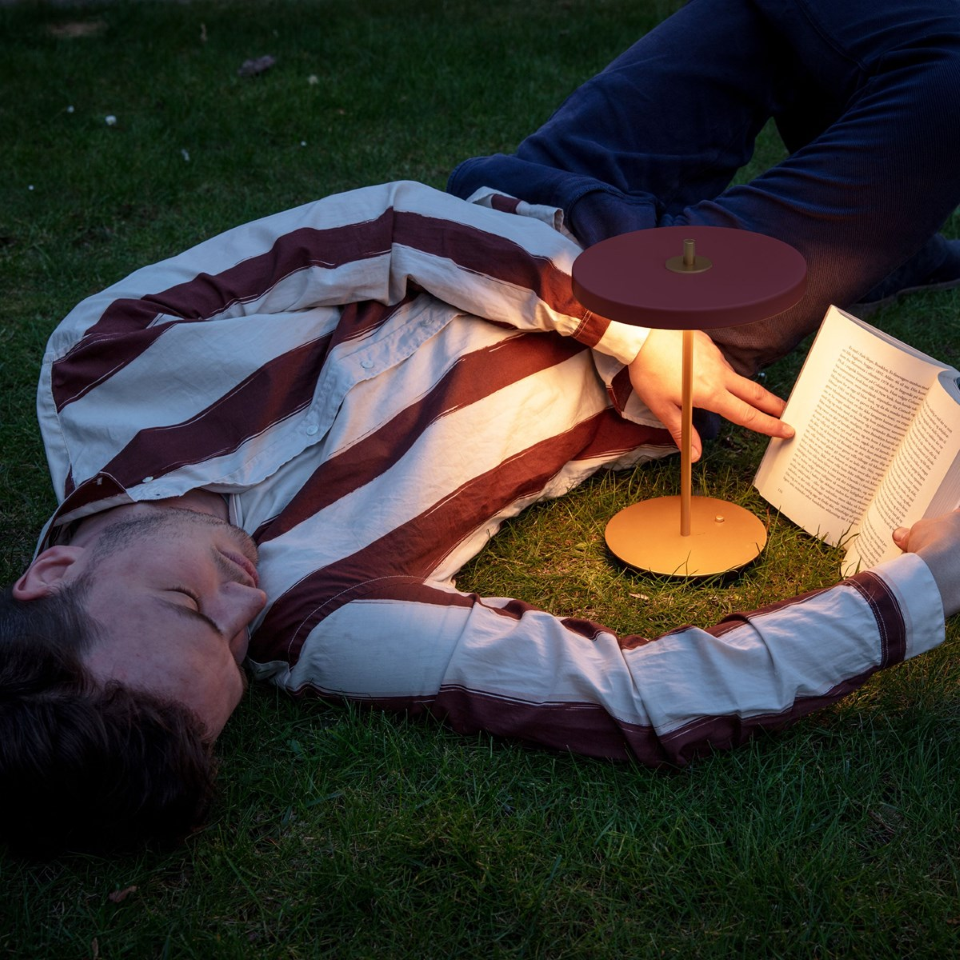 Asteria Move portable bordlampe, rød og messing • UMAGE