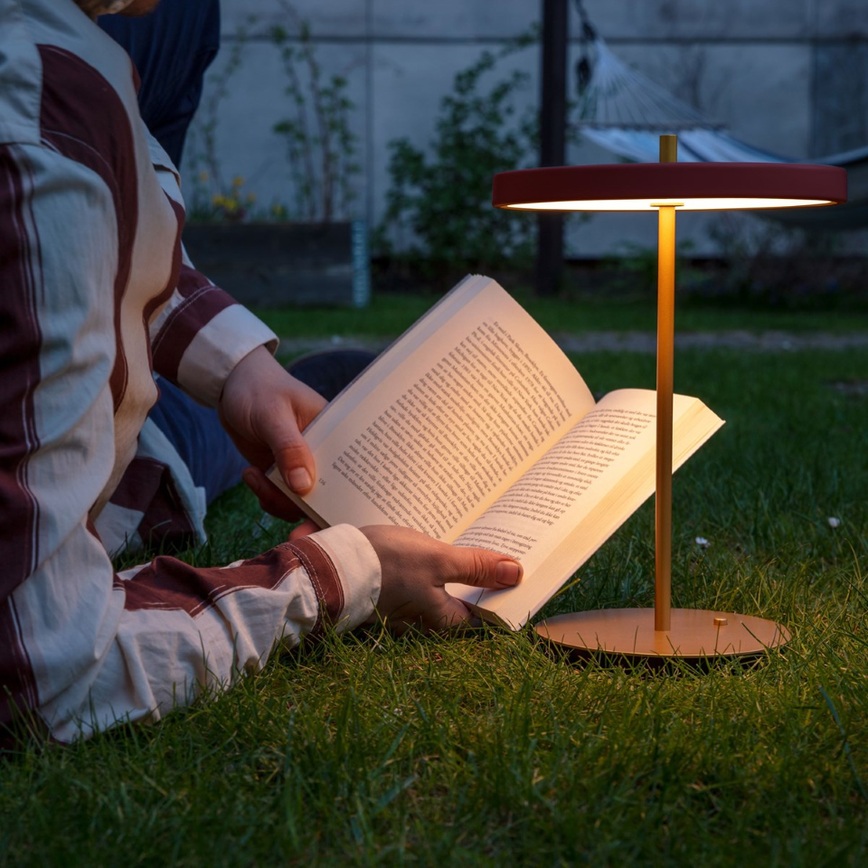 Asteria Move portable bordlampe, rød og messing • UMAGE