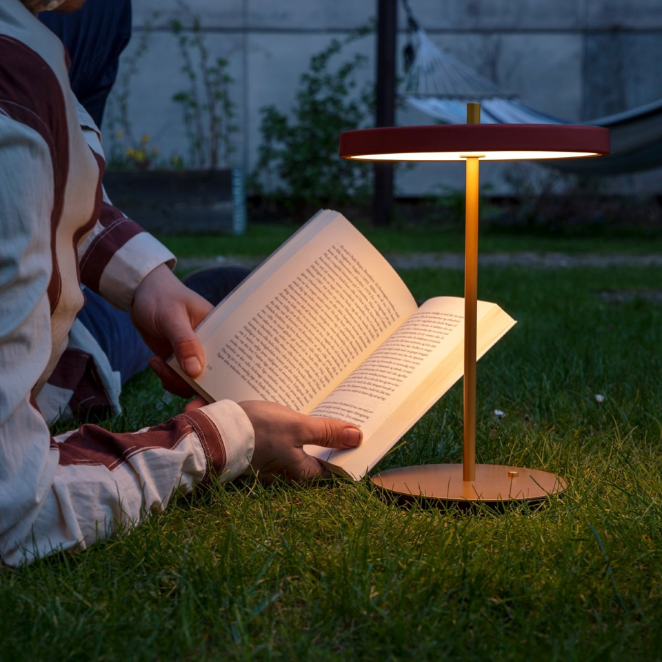 Asteria Move portable bordlampe, rød og messing • UMAGE