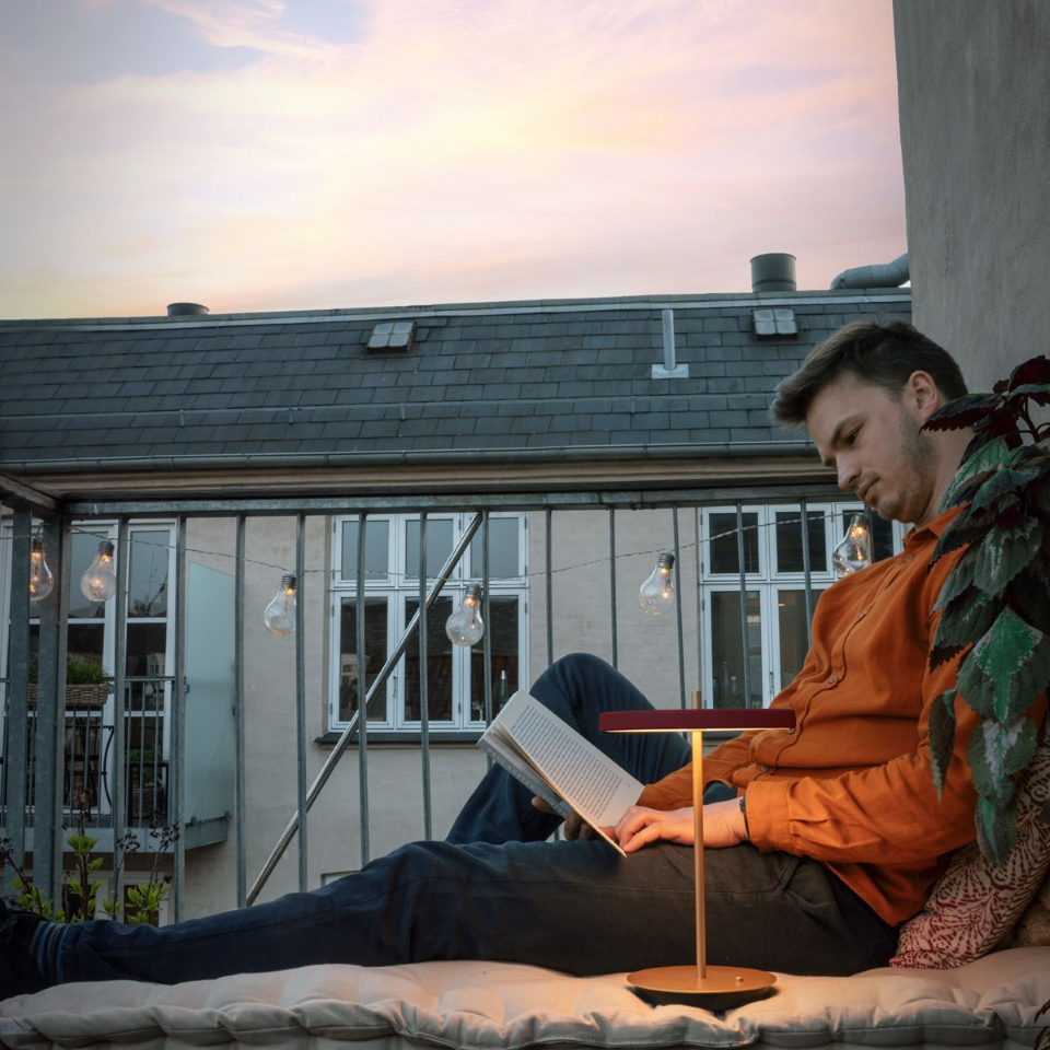 Asteria Move portable bordlampe, rød og messing • UMAGE