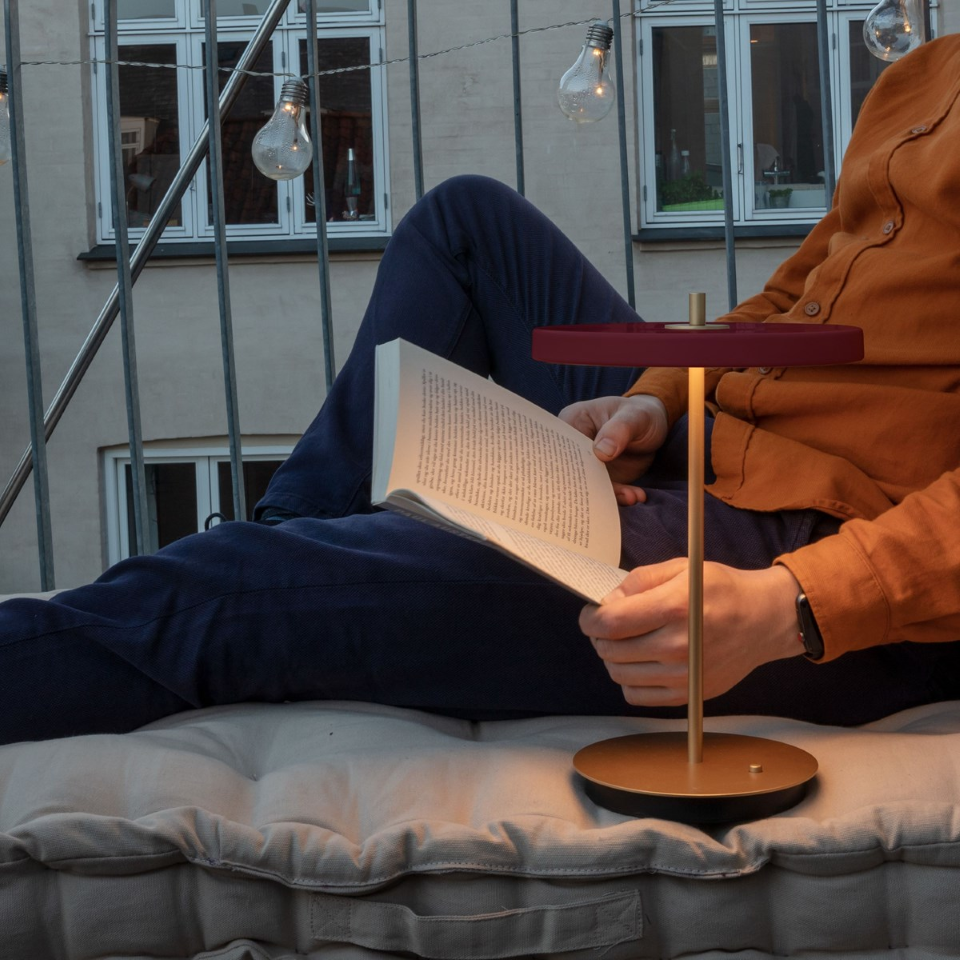 Asteria Move portable bordlampe, rød og messing • UMAGE