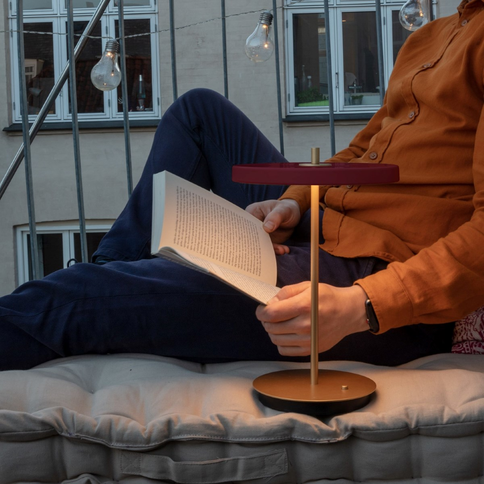 Asteria Move portable bordlampe, rød og messing • UMAGE