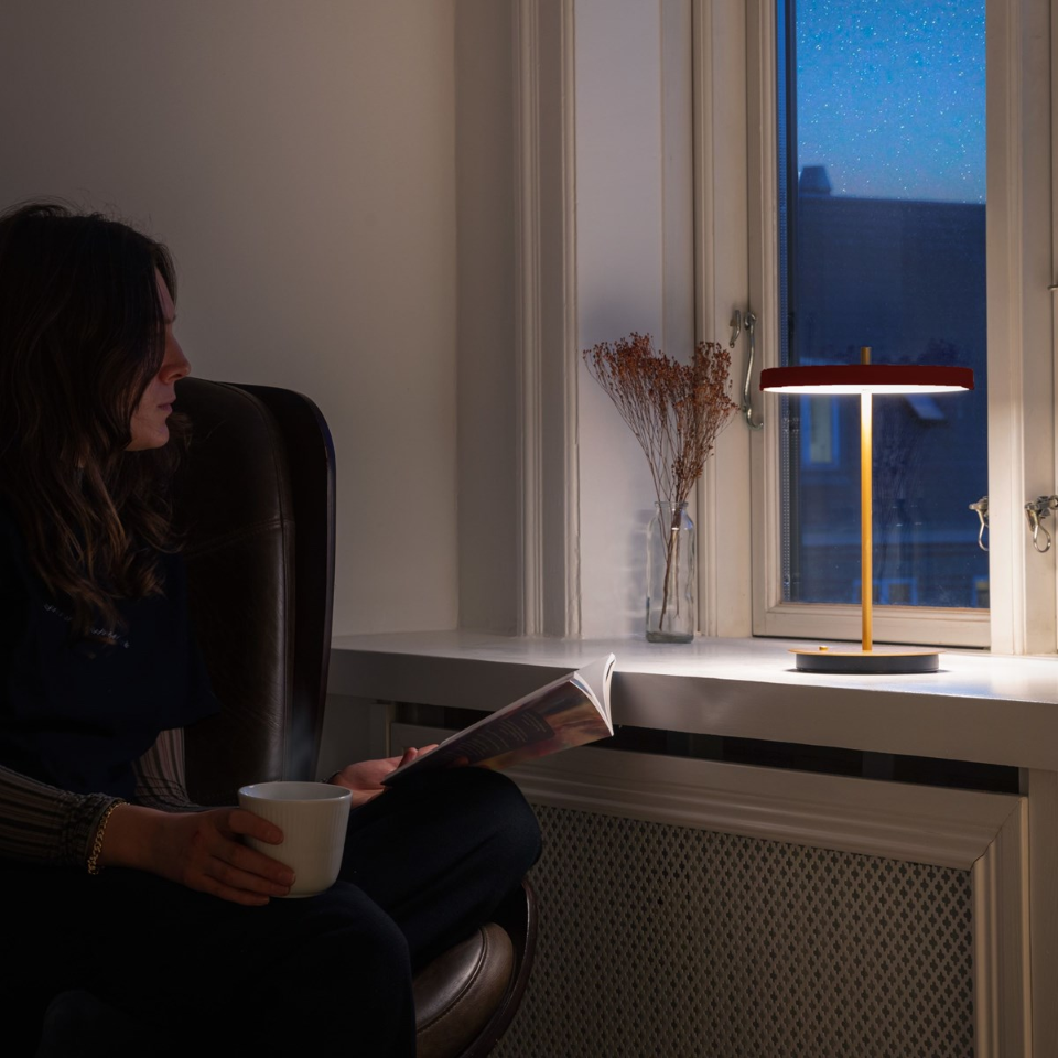 Asteria Move portable bordlampe, rød og messing • UMAGE