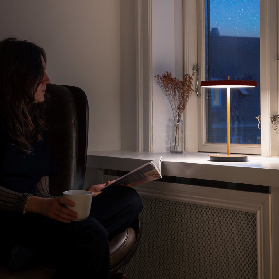 Asteria Move portable bordlampe, rød og messing • UMAGE