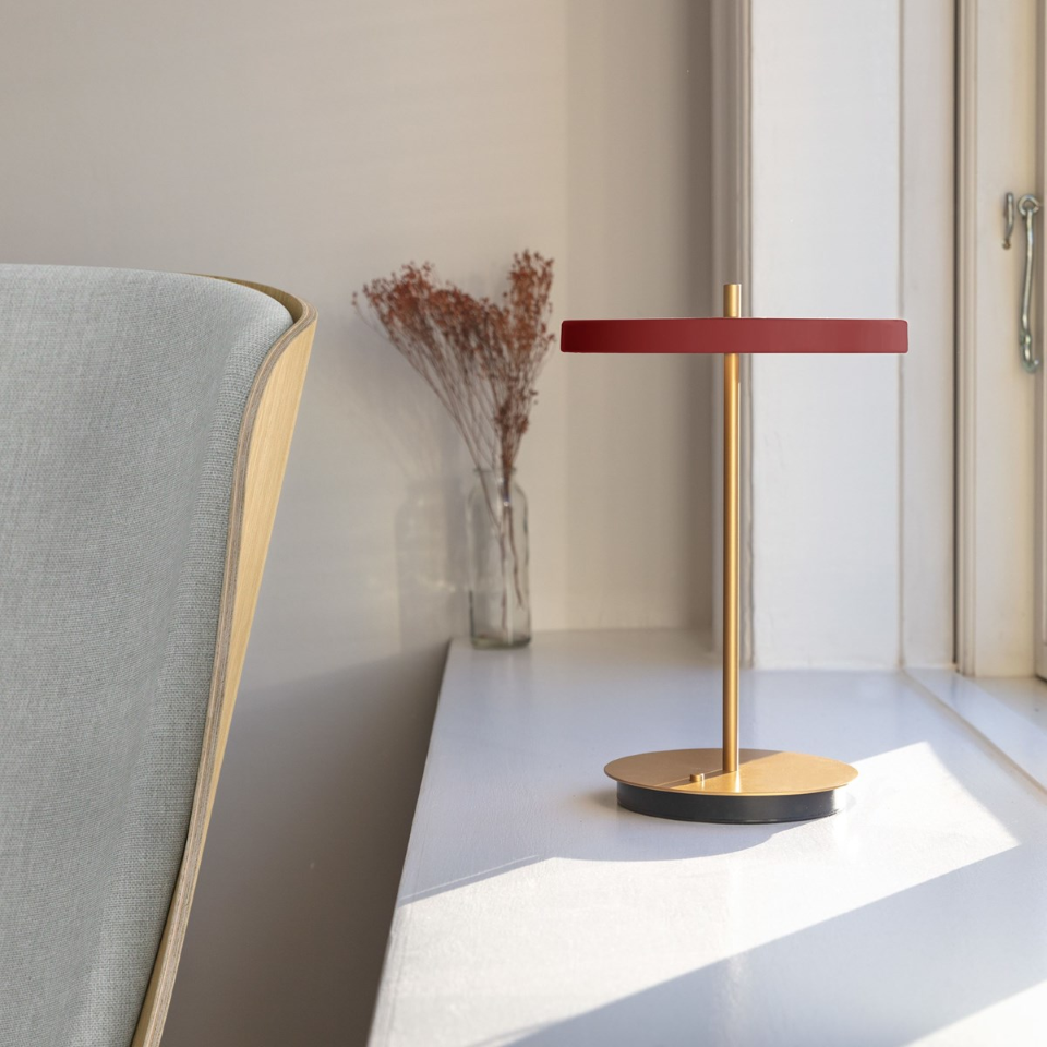 Asteria Move portable bordlampe, rød og messing • UMAGE