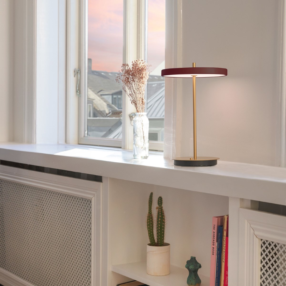 Asteria Move portable bordlampe, rød og messing • UMAGE
