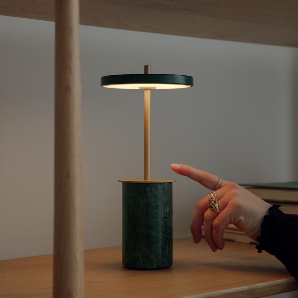 Asteria Move Mini, portable bordlampe, grøn marmor • UMAGE
