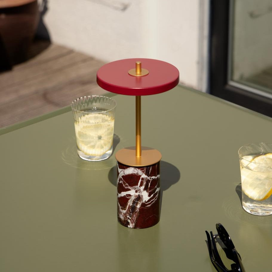 Asteria Move Mini, portable bordlampe, rød marmor • UMAGE