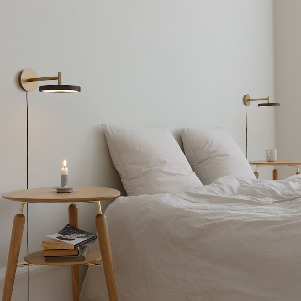 Asteria Wall væglampe, sort og messing • UMAGE