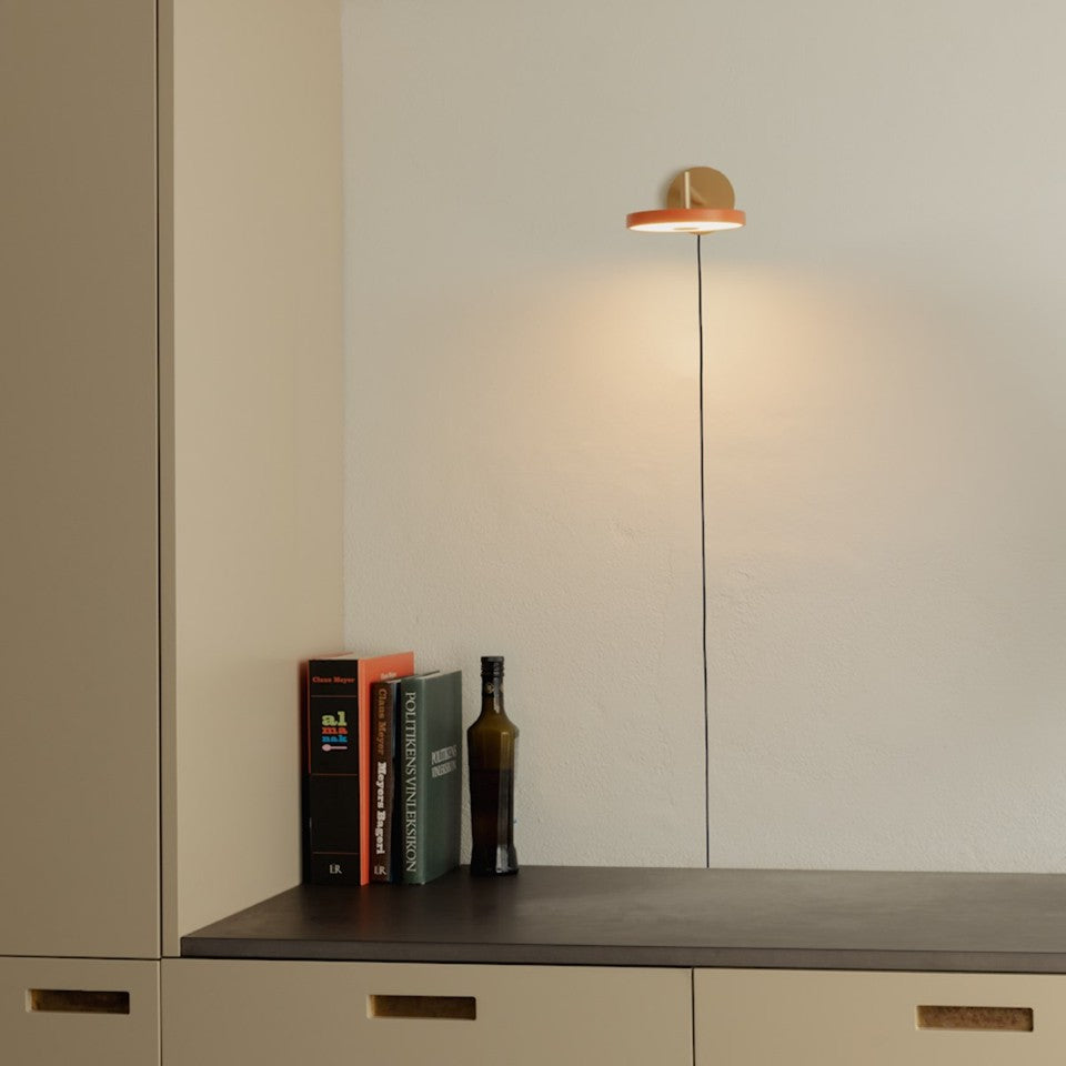Asteria Wall væglampe, orange og messing • UMAGE
