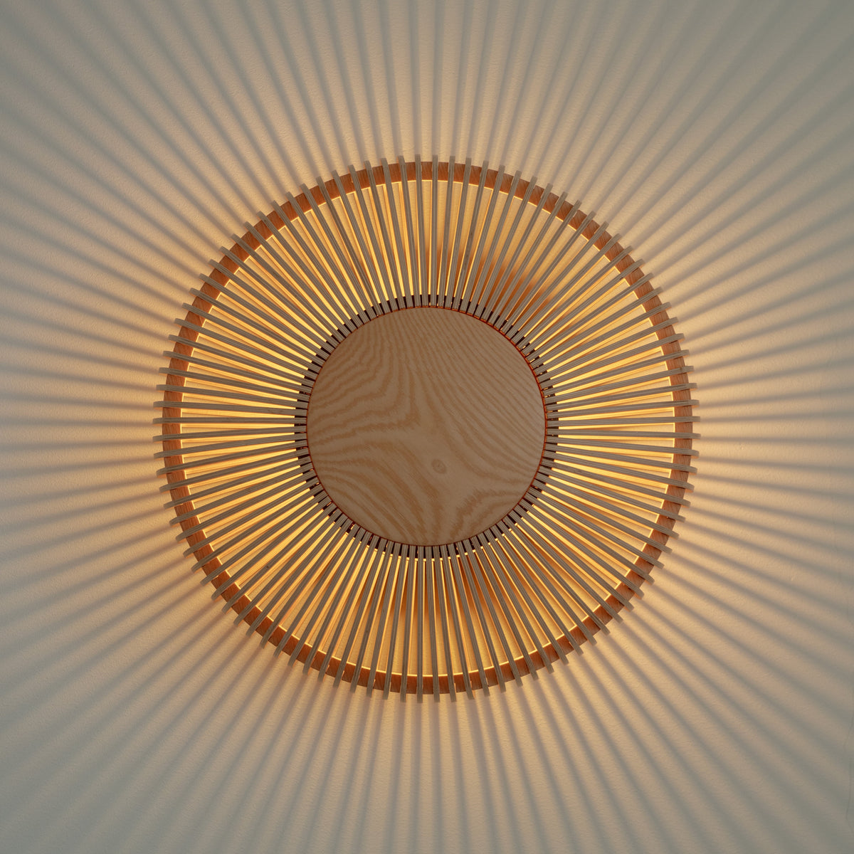 Clava Up væglampe, egetræ • UMAGE - Copenhagenhomedesign