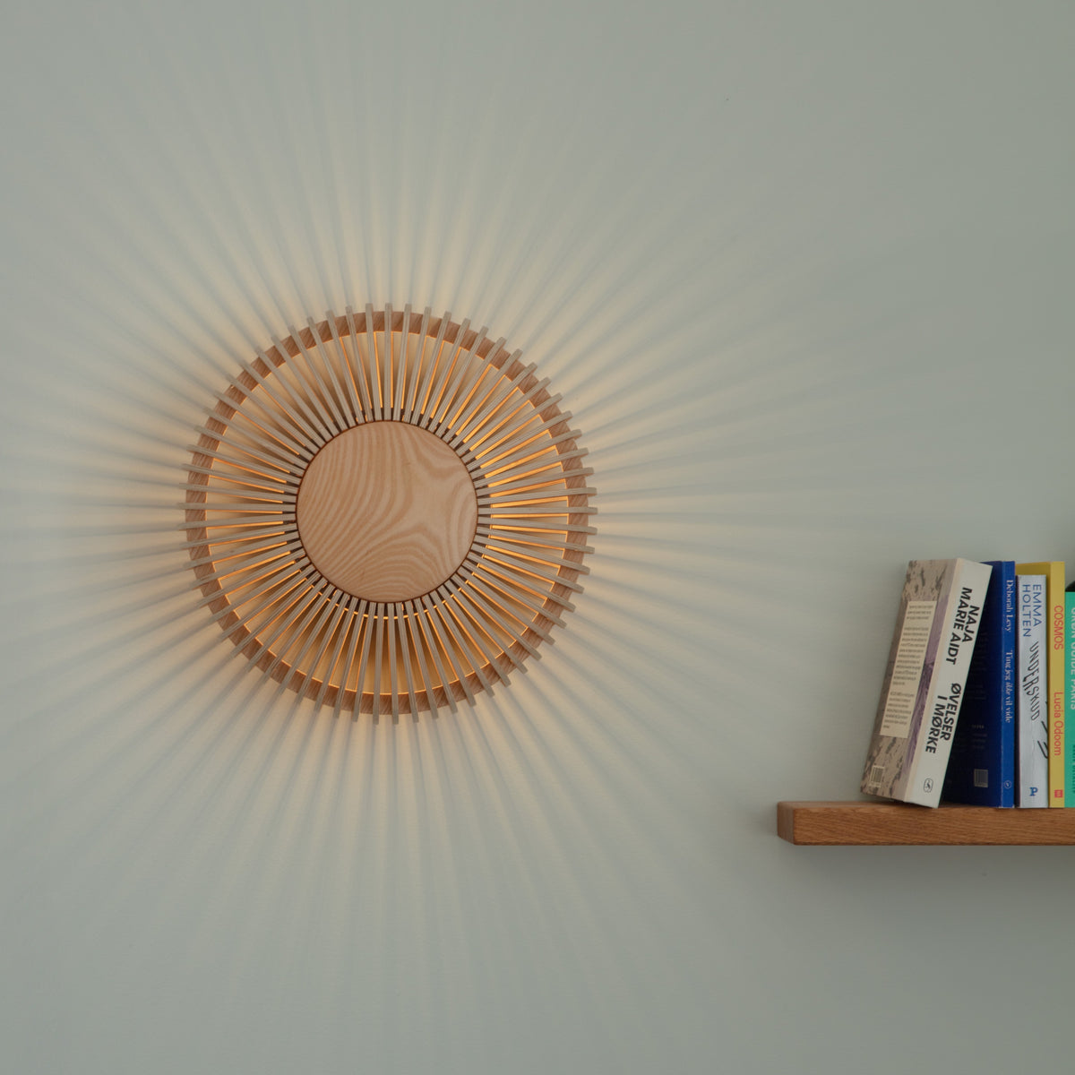 Clava Up væglampe, egetræ • UMAGE - Copenhagenhomedesign