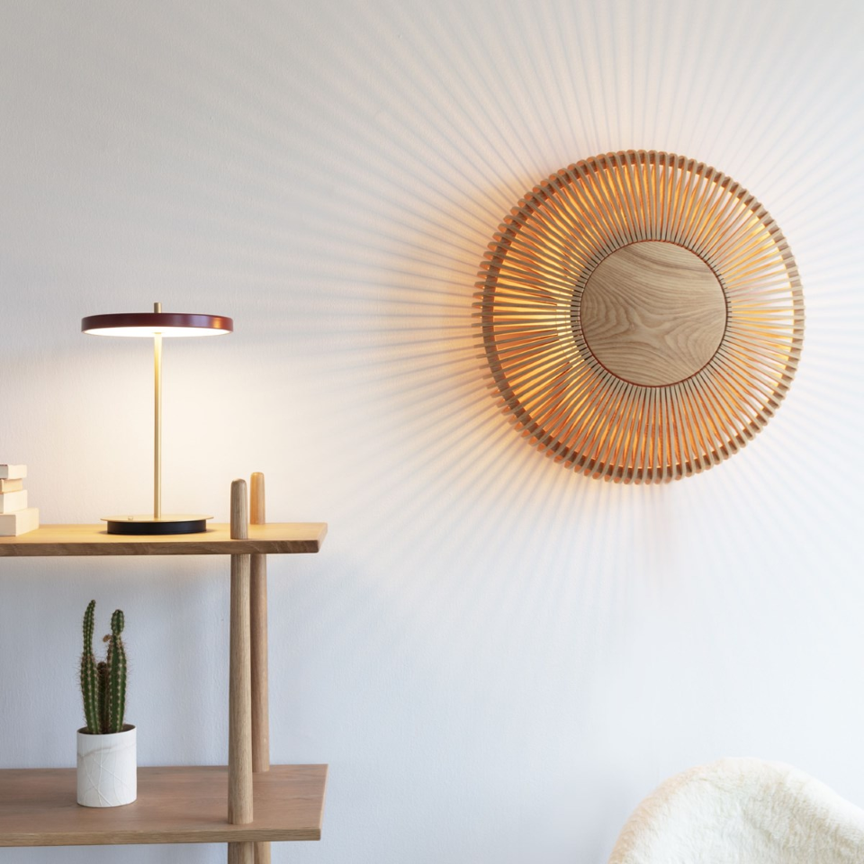 Asteria Move portable bordlampe, rød og messing • UMAGE
