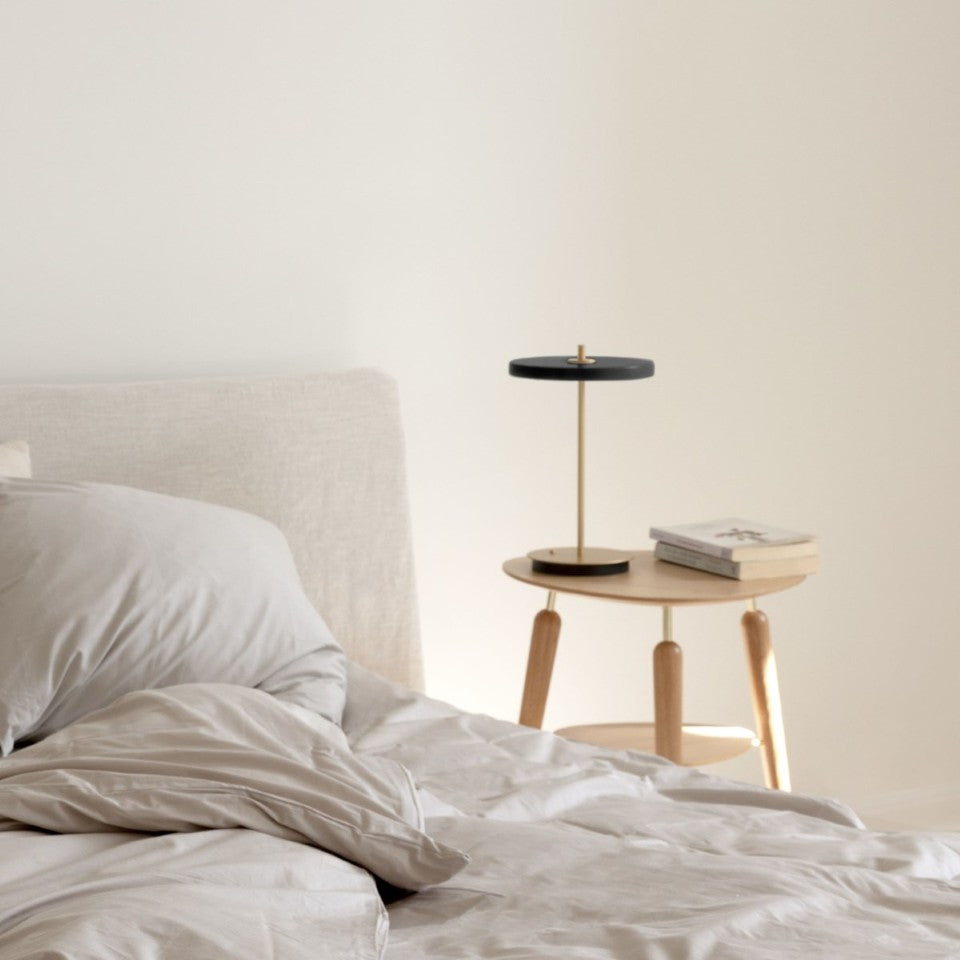 Asteria Move portable bordlampe, sort og messing • UMAGE