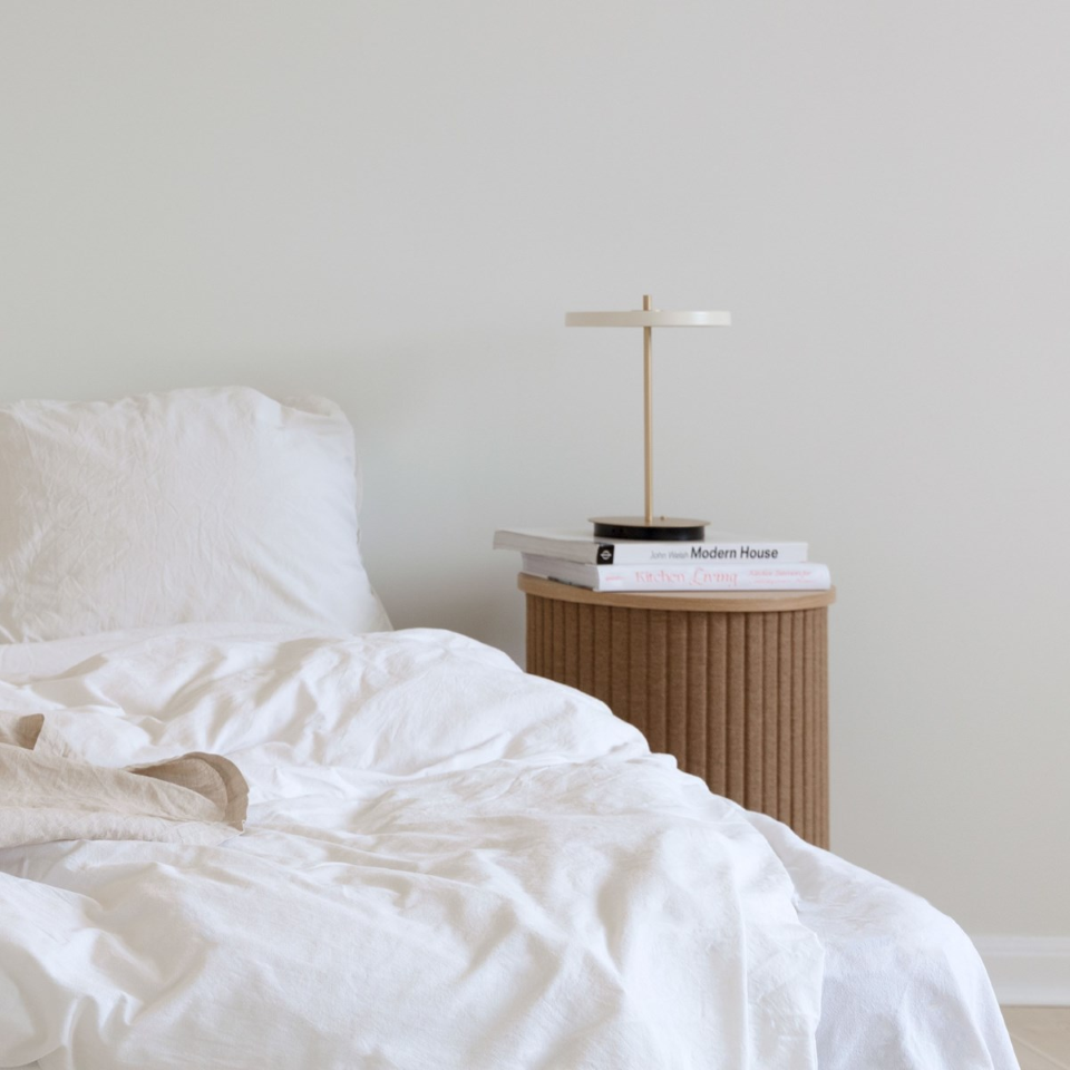 Asteria Move portable bordlampe, hvid og messing • UMAGE