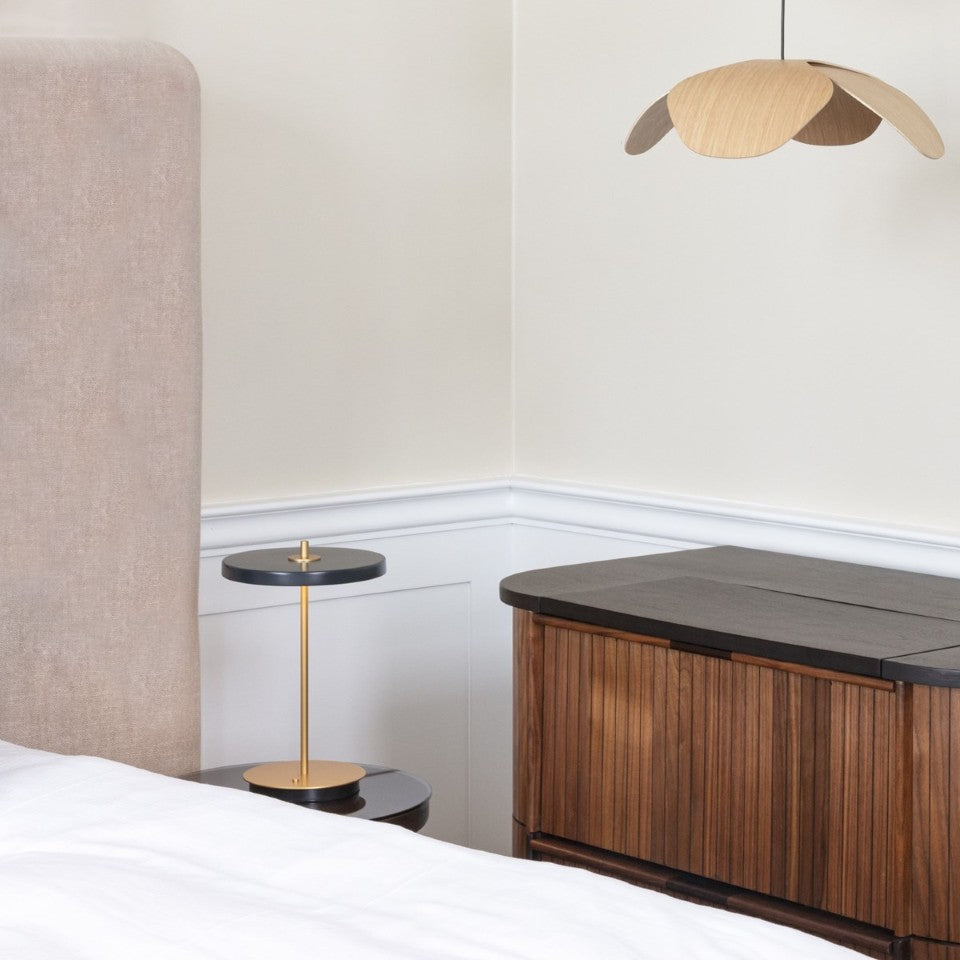 Asteria Move portable bordlampe, grå og messing • UMAGE