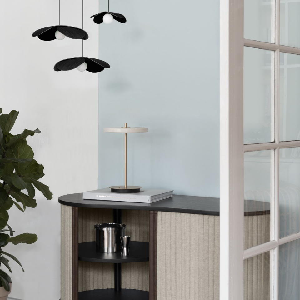Asteria Move portable bordlampe, hvid og messing • UMAGE