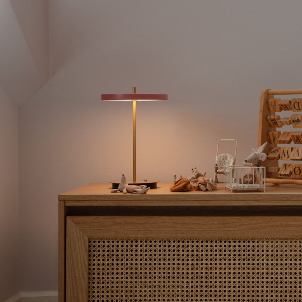 Asteria Move portable bordlampe, rose og messing • UMAGE