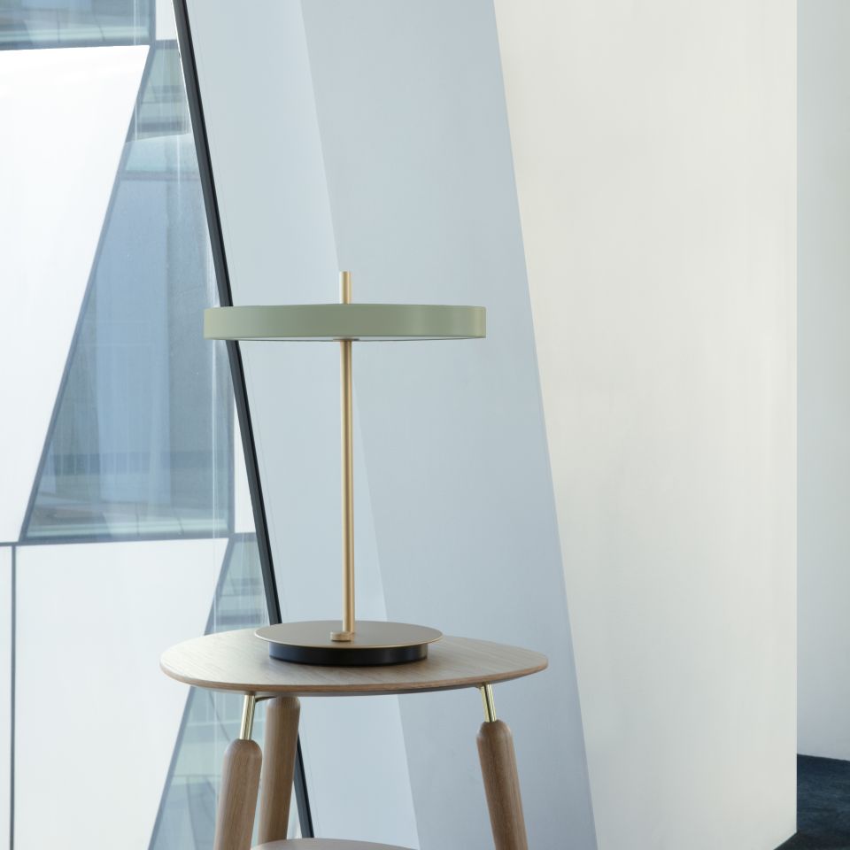 Asteria Table bordlampe, oliven og messing • UMAGE