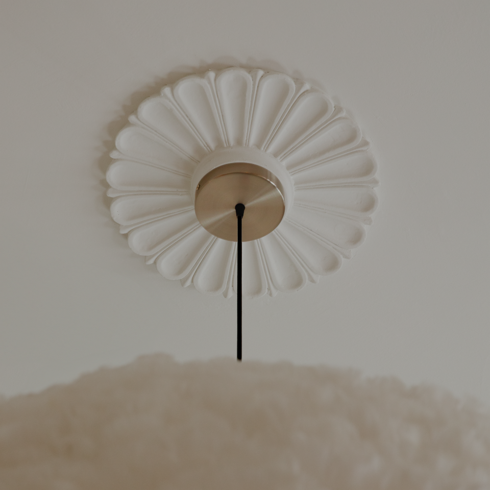 Rosette loftroset med ledning og fatning E27, børstet messing look • UMAGE