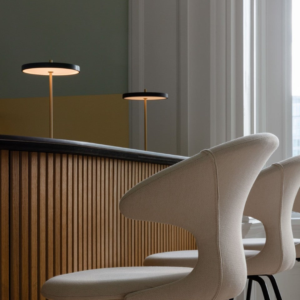 Asteria Move portable bordlampe, sort og messing • UMAGE