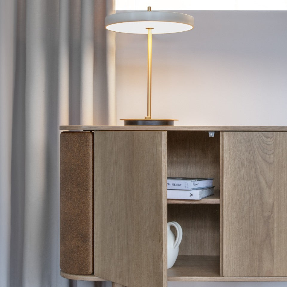 Asteria Table bordlampe, hvid og messing • UMAGE