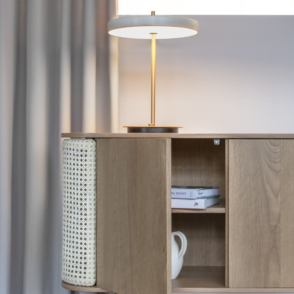 Asteria Table bordlampe, hvid og messing • UMAGE