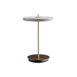 Asteria Move portable bordlampe, lysegrå (mist) og messing • UMAGE