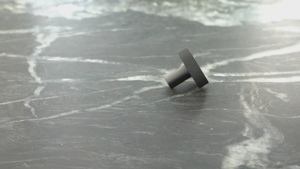 Video af rund møbelknop i sort med riflet kant