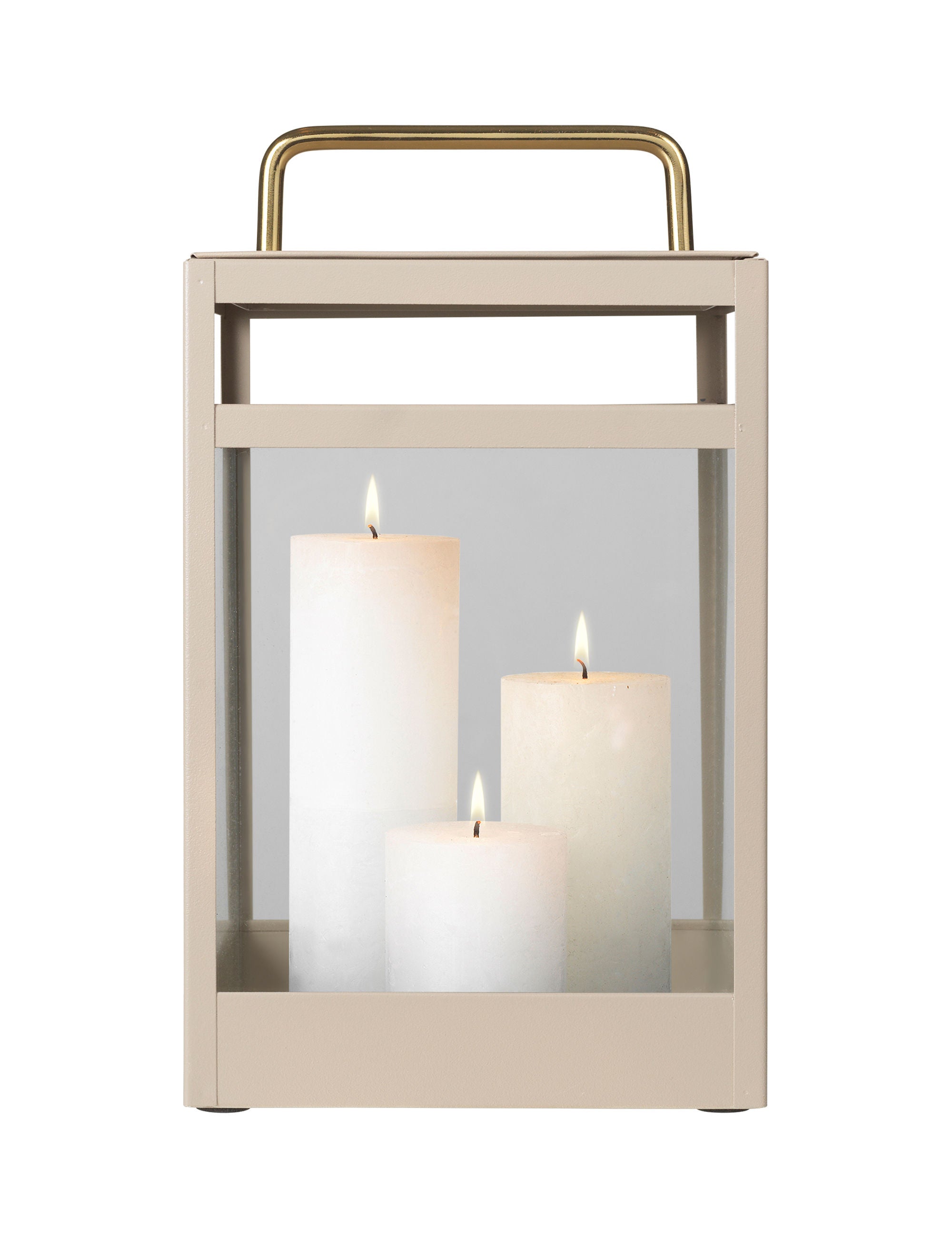 Beige lanterne med messing håndtag og sider i glas. Her ses lanternen med 3 lys.