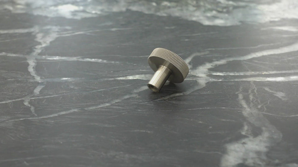 Video af møbelknop i rustfri stål look med riflet kant