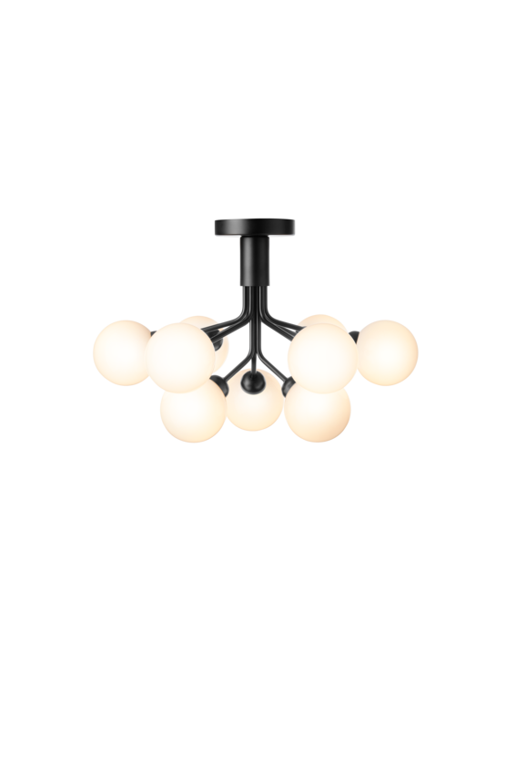 Lysekrone bestående af runde skærme i opalglas samt sort krone, på hvid baggrund