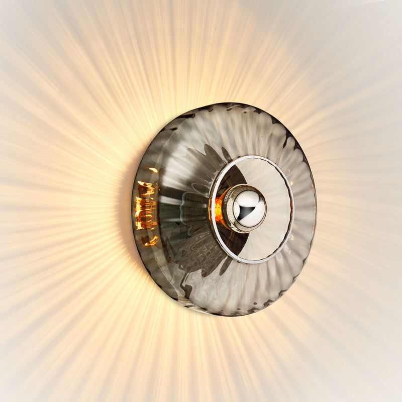 Klar pære med en sølv topforsegling monteret i new wave væglampen fra Design by Us.
