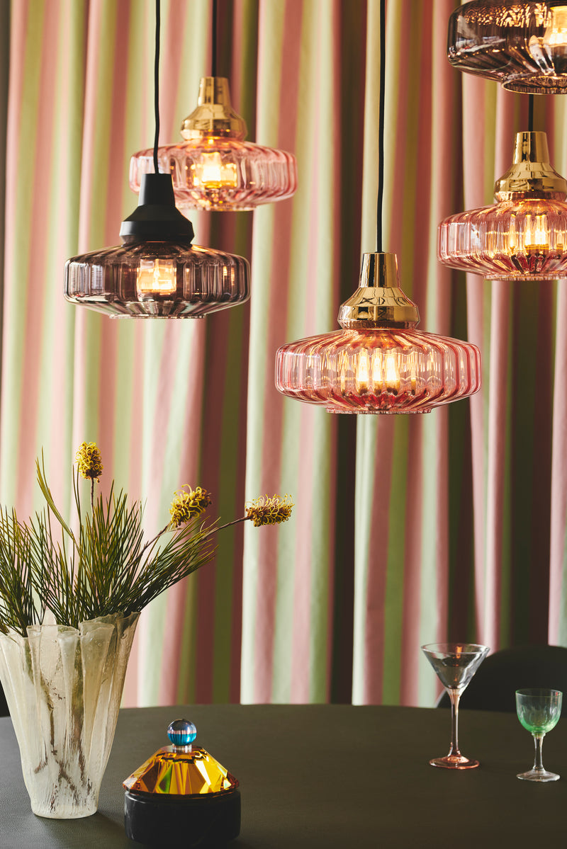 Enkel pære med en rund form fra Design by Us. Lampen har et varmt og klart lys.