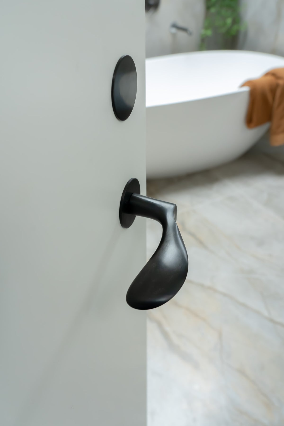 Arne Jacobsen Dørhåndtag - AJ97 dørgreb, sort (PVD sort), lille model  • d line - Copenhagenhomedesign
