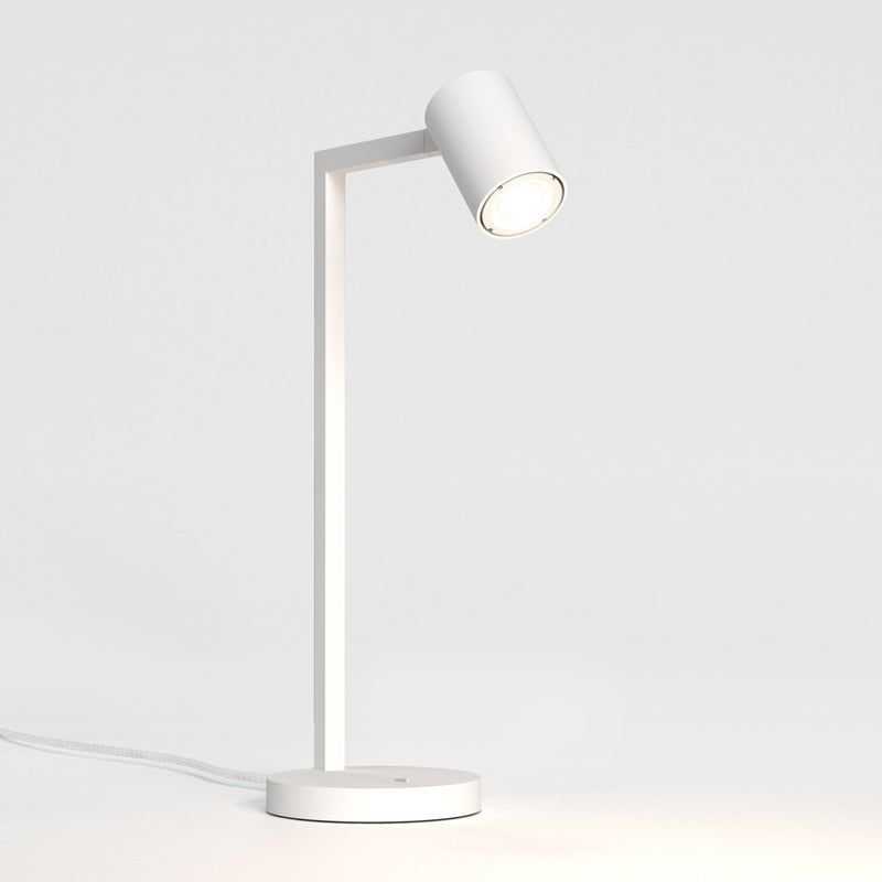 Hvid bordlampe med justerbar hoved. Lampen har et enkelt design med firkantede linjer/vinkler.
