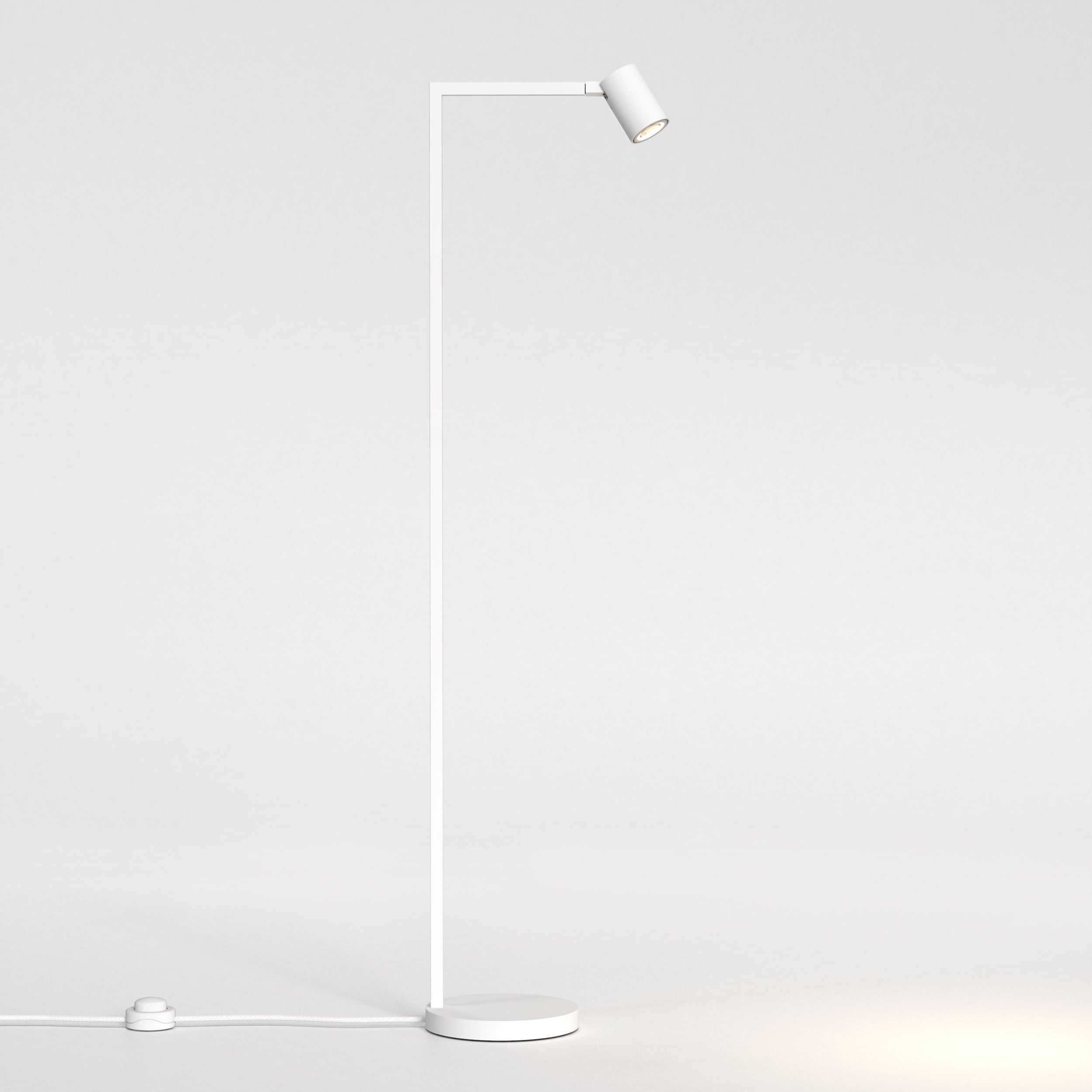 Hvid gulvlampe med justerbar hoved. Lampen har et enkelt design med firkantede linjer/vinkler.
