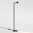 Gulvlampe i sort stål med justerbart hoved. Lampen har et enkelt design med firkantede vinkler og en rund fod.