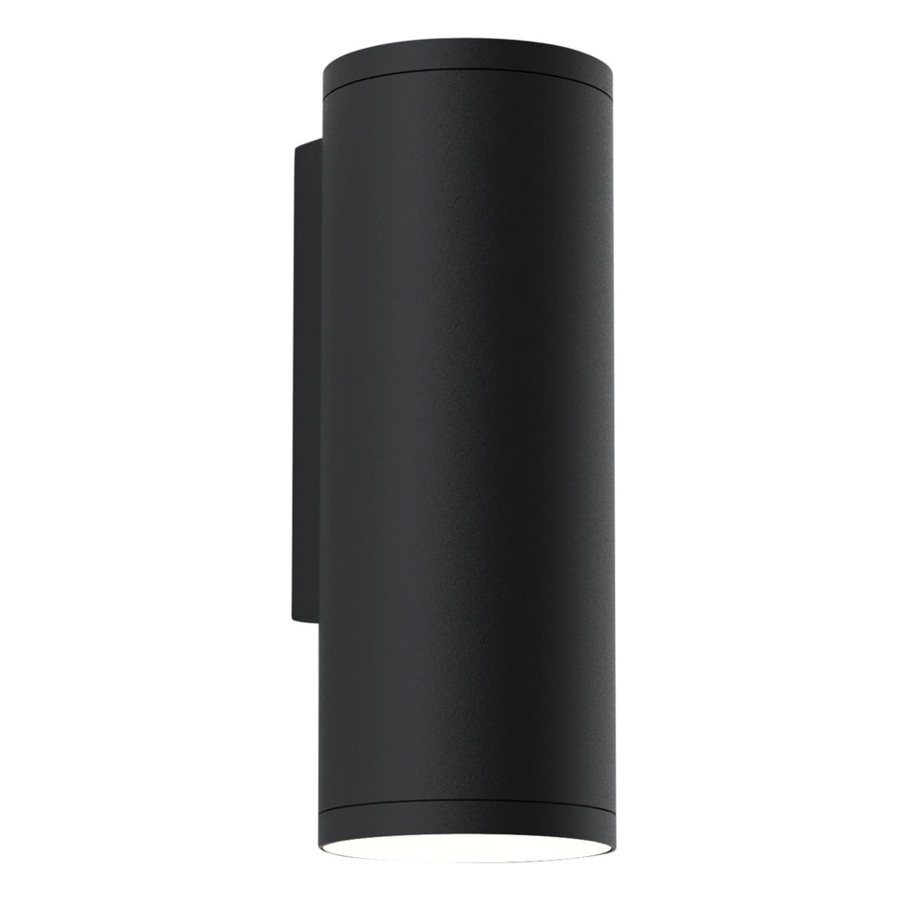 Udendørslampe fra astro i sort med et rundt og aflangt design og med nedadgående kegleformet lys.